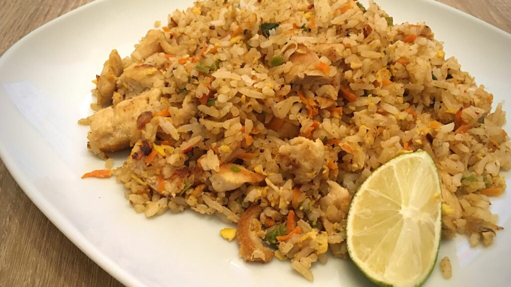 Gesunde Hähnchen-Reis-Asia-Pfanne