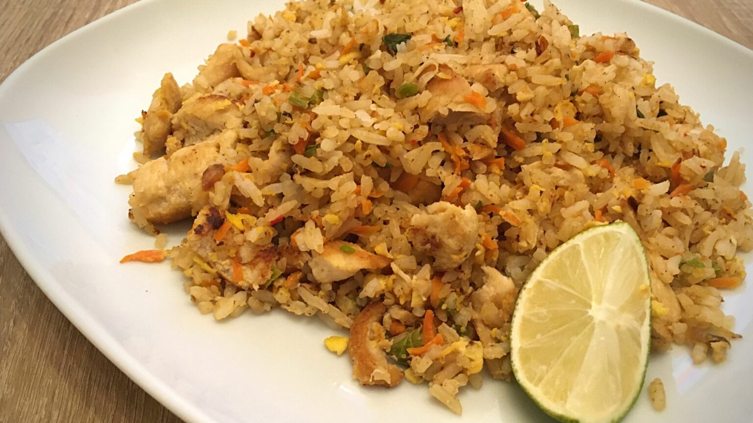 Gesunde Hähnchen-Reis-Asia-Pfanne