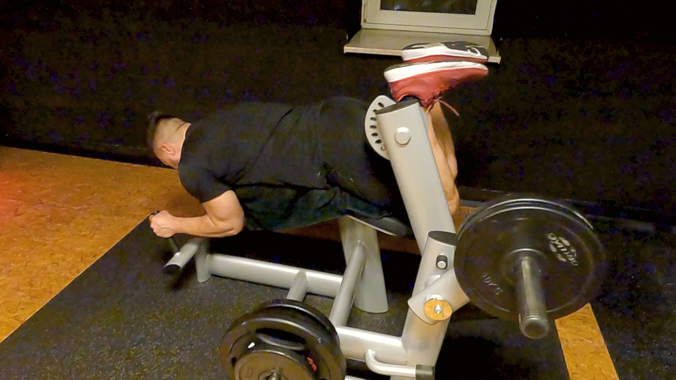 Beinbeugen an der Beinbeuger-Maschine